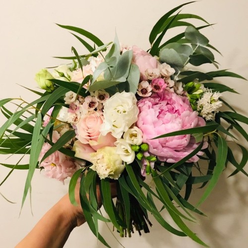 Bridal bouquet with a green accent